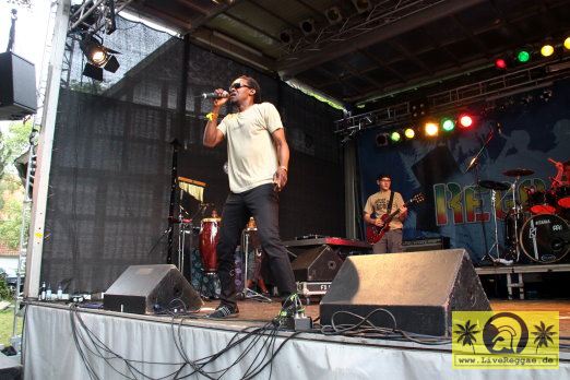 Ray Darwin (UK) with The House Of Riddim Band 17. Reggae Jam Festival - Bersenbrueck 06. August 2011 (16).JPG